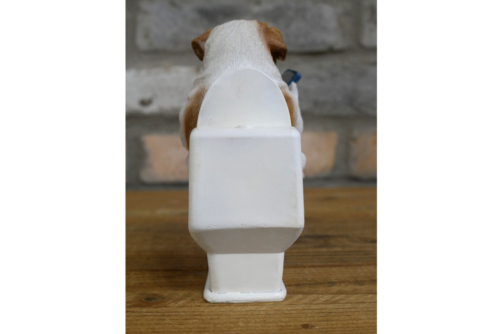 Bulldog on the Loo